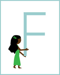 Kind trägt den Buchstaben F