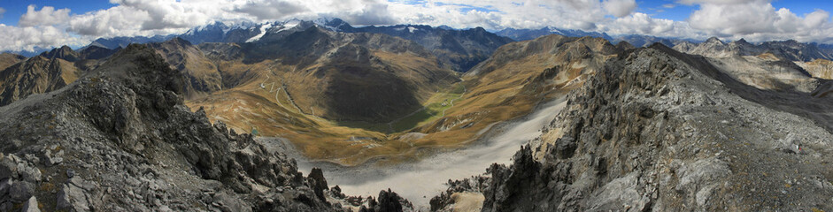 Fototapeta premium Il passo dello Stelvio e i ghiacciai dell'Ortles dalla piz Umbrail