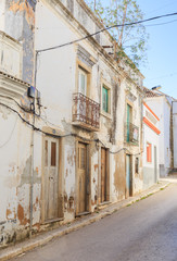Fototapeta na wymiar Landestypische enge Dorfstraße in Portugal