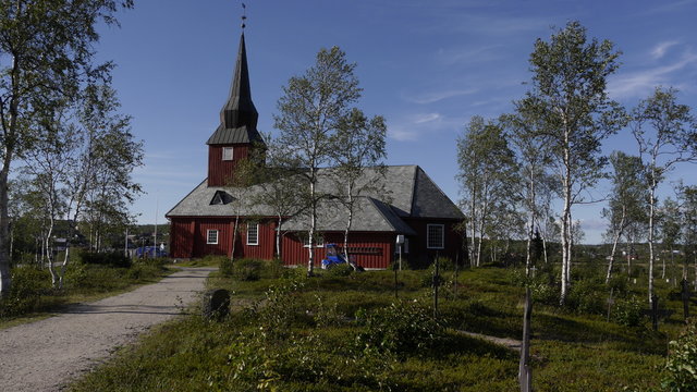 Rotgestrichene Holzkirche und Friedhof von Kautokeino, Finnmark 