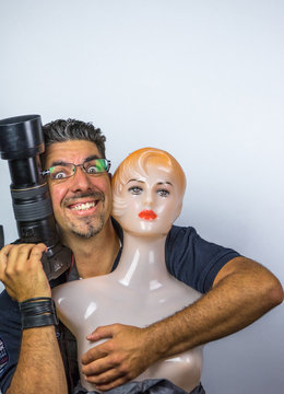 Fotograf mit Schaufensterpuppe - Symbolfoto Aktfotografie
