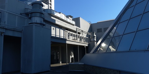 Naklejka premium modern office building with reflection in windows of building