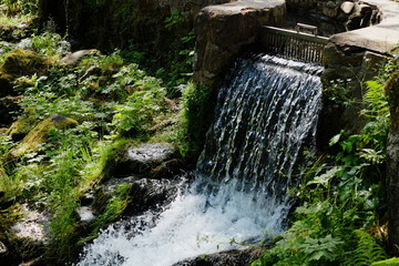 Kleiner idyllischer Wasserfall im Schwarzwald 