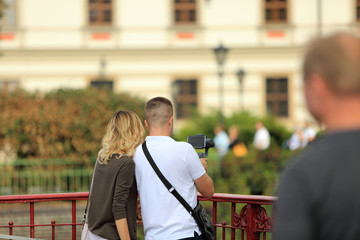 Para młodych ludzi robi selfi na moście we Wrocławiu. - obrazy, fototapety, plakaty