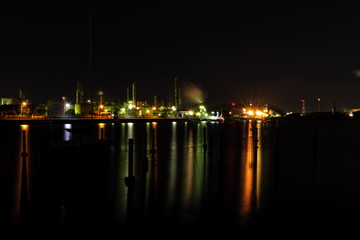 Fototapeta na wymiar 夜の工業地帯
