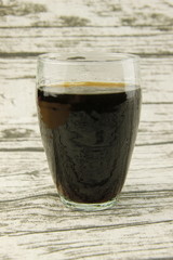 Café noir dans un verre