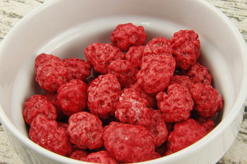 Pralines rose dans un bol