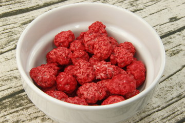 Pralines rose dans un bol	