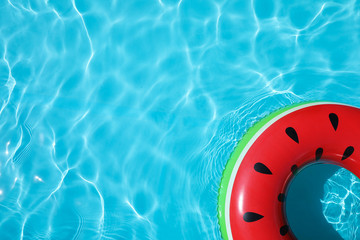 Naklejka premium Inflatable ring floating in swimming pool on sunny day, top view with space for text