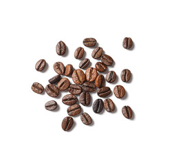 Naklejka premium Roasted coffee beans on white background, top view