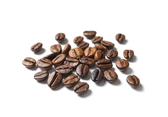 Naklejka premium Pile of roasted coffee beans on white background