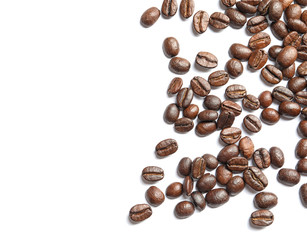 Naklejka premium Roasted coffee beans on white background, top view