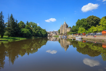 Fototapeta na wymiar Josselin, Bretagne, le château aux bords du canal de Nantes à Brest 