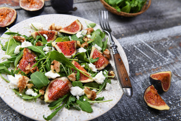 Salad with rucola, figs, feta cheese and walnuts