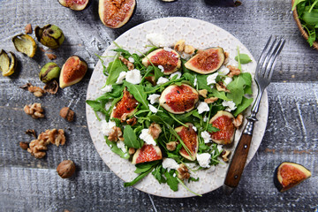 Salad with rucola, figs, feta cheese and walnuts