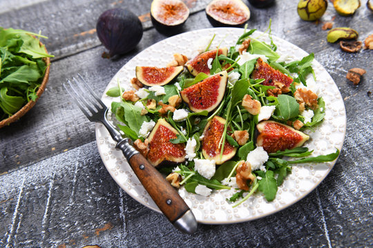 Salad with rucola, figs, feta cheese and walnuts