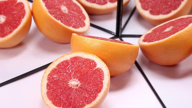 鏡に映るグレープフルーツ
