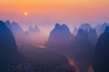 Selbstklebende Fototapete Guilin Sunrise-Landschaft von Guilin, Li-Fluss und Karstgebirge namens Xingping