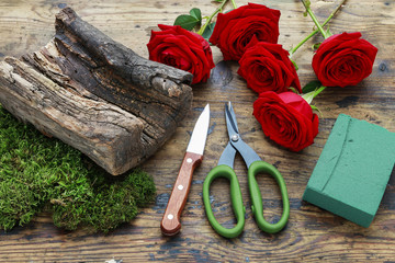 How to make simple floral arrangement with roses and mos inside a piece of bark