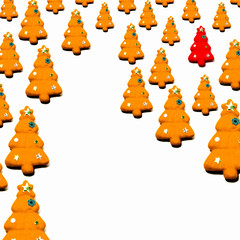 オレンジのクリスマスツリーのオーナメントで作って置いた森の小道と白バック　一つ赤いクリスマスツリー