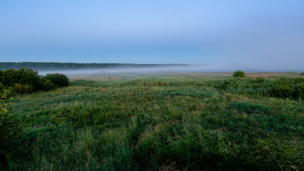 Fototapeta na wymiar Poranne mgły w Dolinie Górnej Narwi
