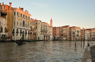 gli splendidi palazzi sul Canal Grande a Venezia nel Popolare quartiere di Rialto