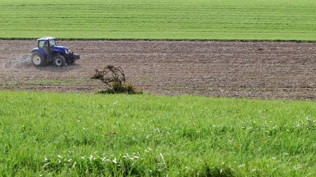tracteur en action vid&eacute;o 4k