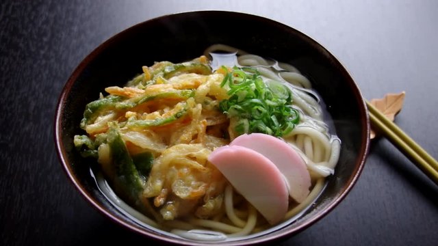 暖かいかき揚げうどん　うどん　Udon