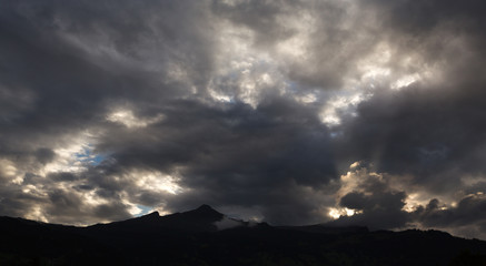 Obraz premium cloudy sky at sunset on mountain