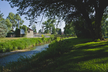 Obraz premium Looking at the shed from under the shade of the trees across the river. 