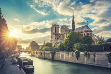 Tuinposter Notre Dame de Paris, Frankrijk, en de rivier de Seine bij zonsondergang. Schilderachtige reizen achtergrond. © Funny Studio