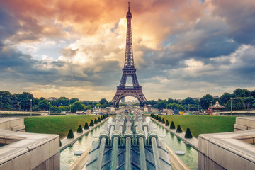Trocadero Fountains and the Eiffel tower on a summer day with dramatic sunrise sky. Colourful travel background. - obrazy, fototapety, plakaty