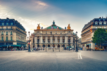 Fototapeta premium Opera Francuska w Paryżu, Francja. Sceniczna linia horyzontu przeciw zmierzchu niebu. Tło podróży.