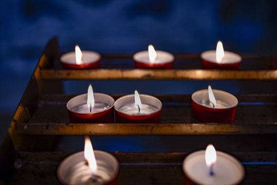 Candele di preghiera e di pace, lumini accesi