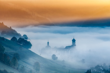 Obraz premium Malowniczy górski krajobraz ze starym klasztorem w Schwarzwaldzie w Niemczech, pokryty mgłą. Kolorowe tło podróży.