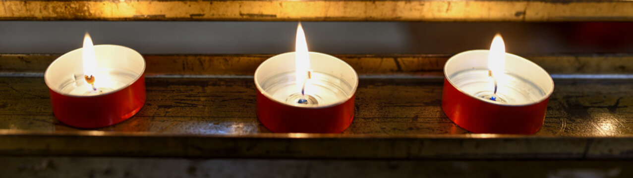 Candele accese, lumini in sequenza orizzontale