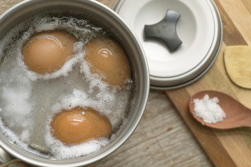 Boil the eggs for breakfast, energize before work