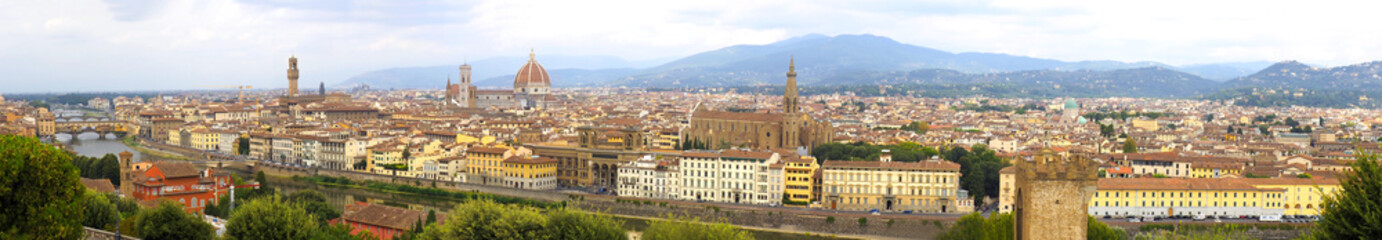 Fototapeta na wymiar exceptional panoramic view of the city of Florence from the terraces of Michelangelo's garden