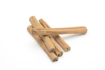 Canela en rama sobre fondo blanco