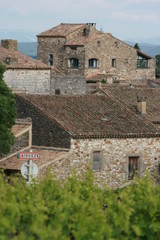 Fototapeta na wymiar Le village d'Aiguèze, au bord de la rivière de l'Ardèche (Gard, Occitanie)