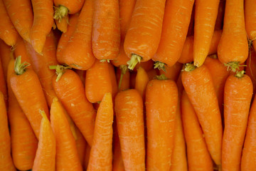 CLOSE UP OF CARROTS ON SUPERMARKET SHELF