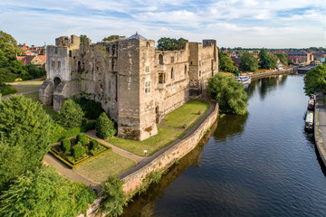 Château gothique médiéval à Newark on Trent, près de Nottingham, Nottinghamshire, Angleterre, Royaume-Uni. Vue aérienne avec la rivière Trent au coucher du soleil