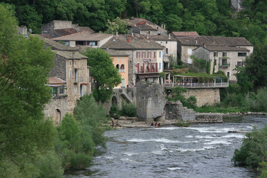 Le village de Vog&uuml;&eacute; au bord e la rivi&egrave;re de l'Ard&egrave;che (R&eacute;gion Rh&ocirc;ne-Alpes, France)