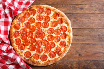 Pizza pepperoni sur table en bois