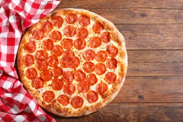 Photo sur Plexiglas Pizzeria Pizza pepperoni sur table en bois