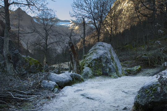 percorrendo un sentiero brinato in valmasino a inizio inverno