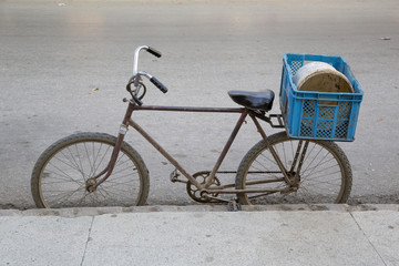 Fototapeta na wymiar Fahrrad auf Kuba
