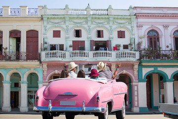 Wunderschönes rosafarbenes Oldtimer-Cabriolet auf Kuba (Karibik)