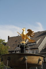 Fototapeta na wymiar Marktbrunnen mit Adler im Hochformat
