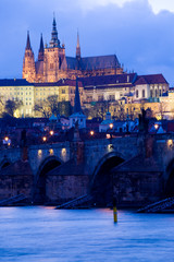 Obraz premium Prague castle and the Charles bridge at night